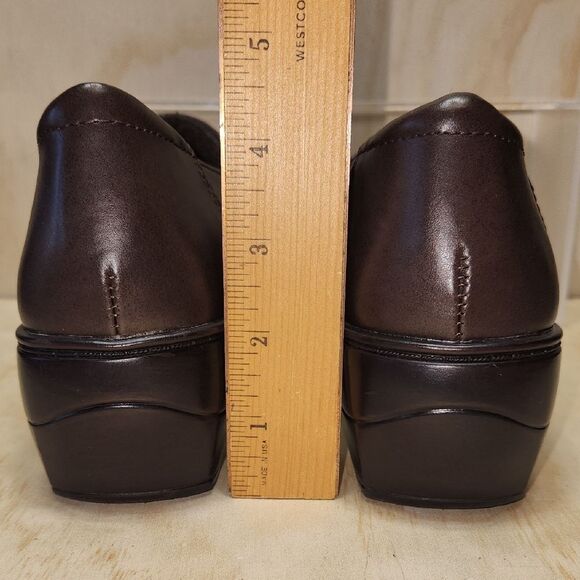 Thom McAn Dark Brown Loafers Women 8 Leather Heeled Shoe Slip-On - Picture 6 of 10